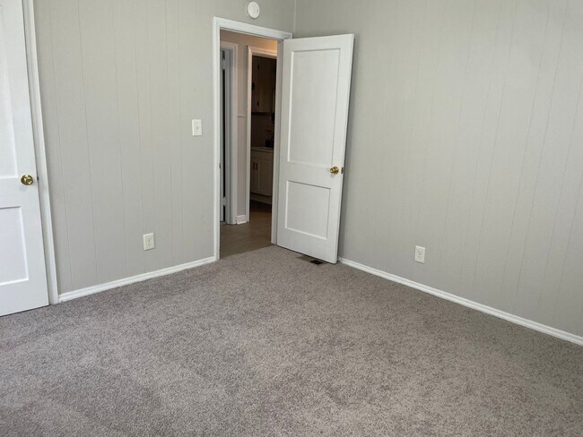 Building Photo - Updated 3 Bedroom- Convenient to Restaurants, Cone Hospital & Wendover Ave