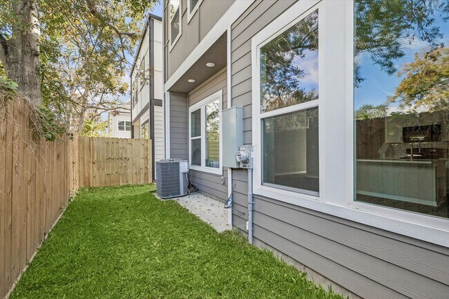 Building Photo - 9912 Clark Cyn Ln