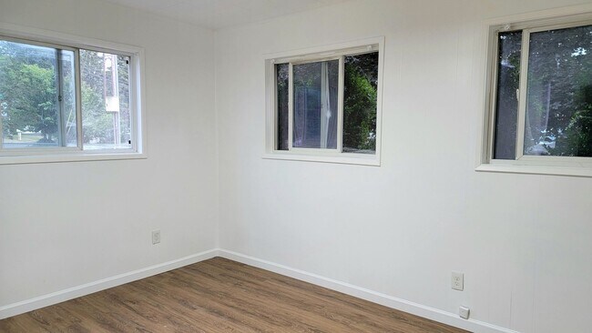 Building Photo - Freshly renovated, bright, and spacious, o...
