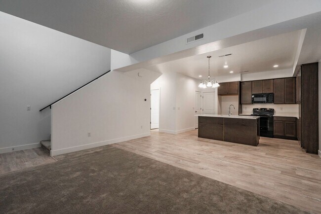 Building Photo - Well Maintained, 3 Bedroom and 2.5 Bathroom Townhome in Desert Color! Internet Included!