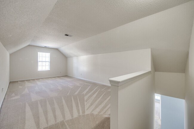 Building Photo - Well maintained 3 bedroom 2 bath home with...