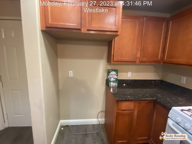 Building Photo - Pristine Condo with New Carpet and Dual Master Suites