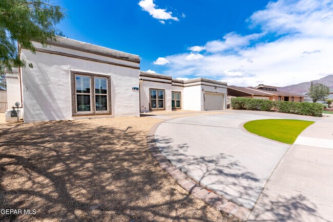 Building Photo - 7033 San Marino Dr