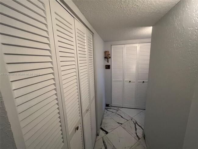 Building Photo - 4800 Bayview Dr