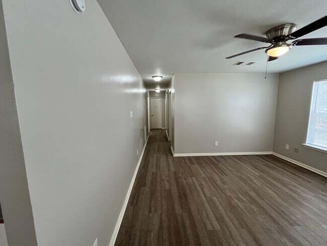 Building Photo - 9406 Alcala