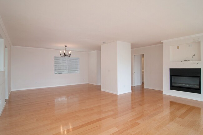 Building Photo - LIVE IN LA JOLLA!  LOVELY LA JOLLA HOME WI...