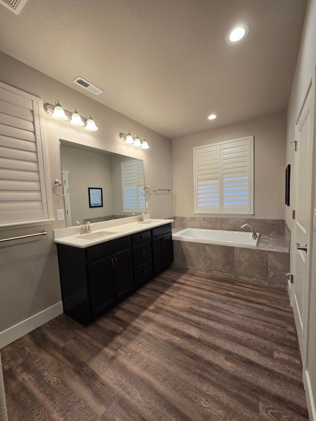 Building Photo - 774 E Cottage Loop