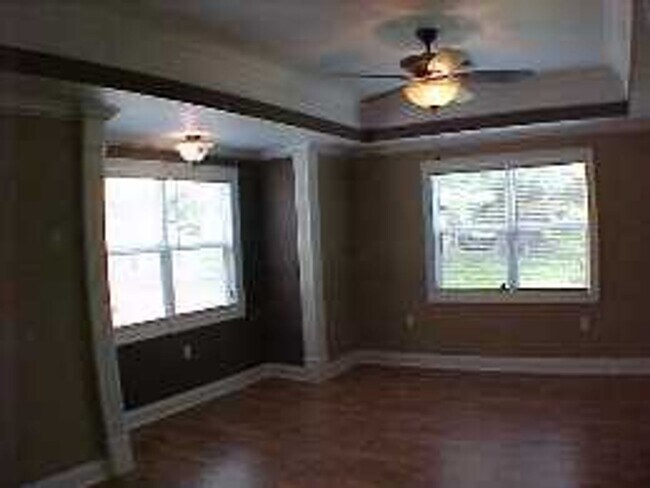 Building Photo - 3 Bedroom 2 Bath Cottage Style Home with Large Den