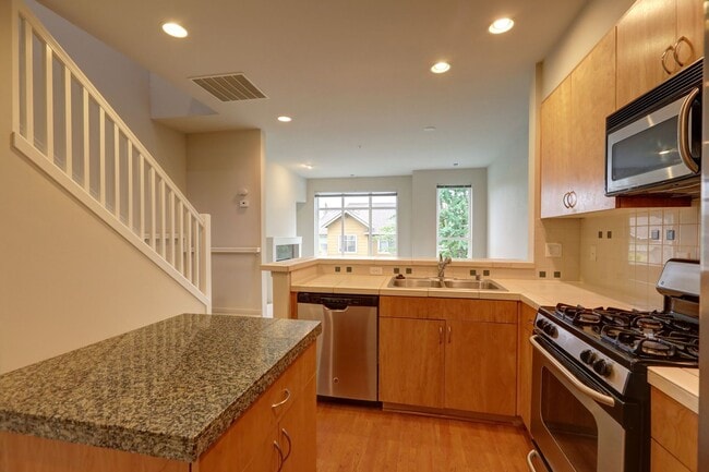 Building Photo - Lovely 2BR 1.75BA Issaquah Town Home, Perf...