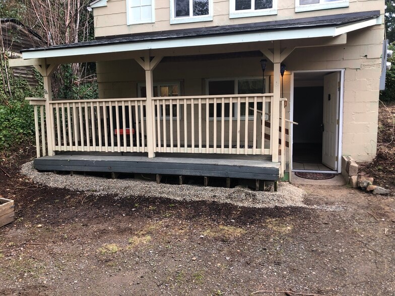 Building Photo - 1535 Madrona Point
