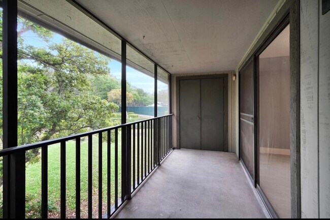 Building Photo - 30 Catalonia Ct