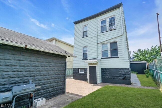 Building Photo - 206 Highland Ave