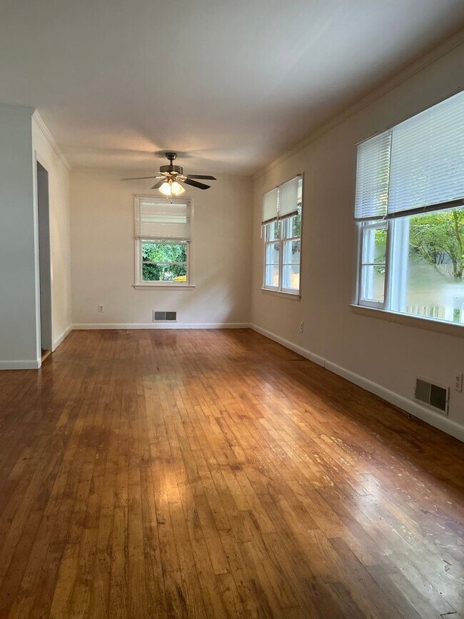Building Photo - 3 bedroom 2 bathroom house conveniently lo...