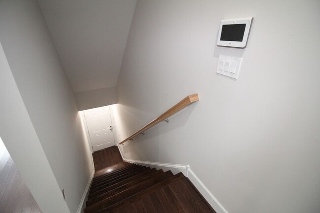 Building Photo - 1704 W Cary St