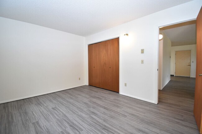 Building Photo - 2BR/1Ba, close to 7th Street, food truck c...