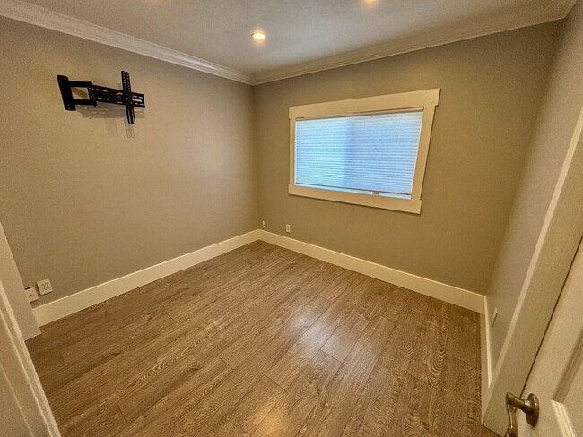 Building Photo - Beautiful 2 BD, 1.5 BA condo w/1 car detached garage for rent in University Heights!