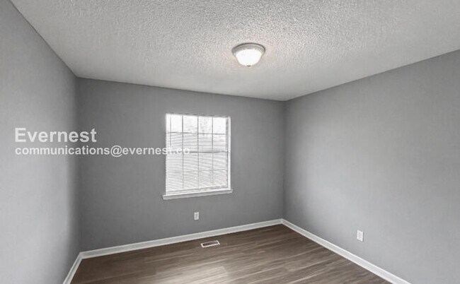 Building Photo - 3 Bed, 2 Bath Home with Garage / Available Now!