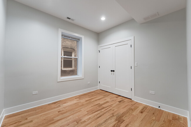 Building Photo - 923 N Drake Ave