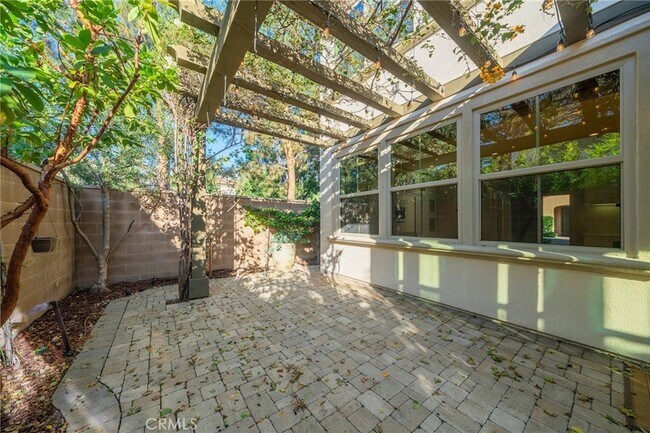Building Photo - 104 Pendant