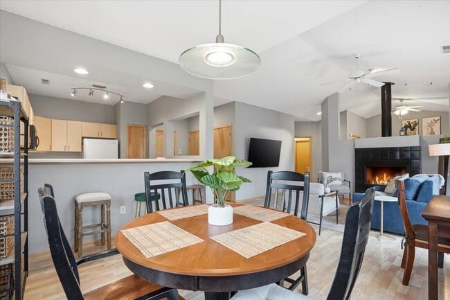 Building Photo - 1140 E Dayton St