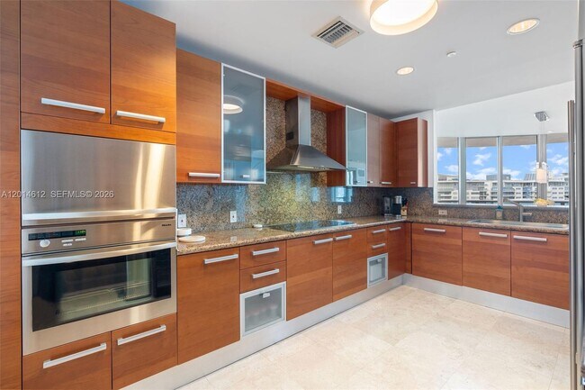 Building Photo - 5959 Collins Ave