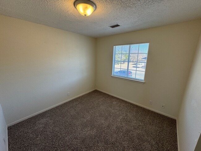 Building Photo - 2305 Lazy Ridge Dr