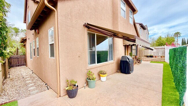 Building Photo - 563 Poets Square