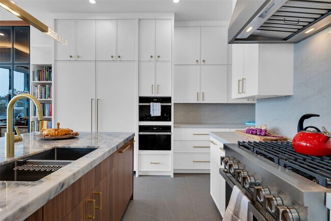 Building Photo - 1730 SE 13th St