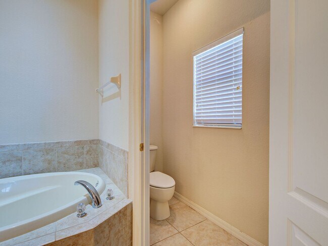 Building Photo - 3BD/2BA/3 Car Garage in Stoneybrook