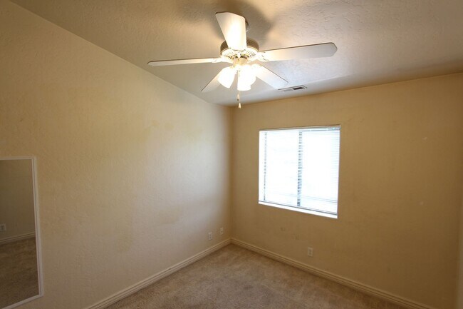 Building Photo - 1478 E Ivy Ln