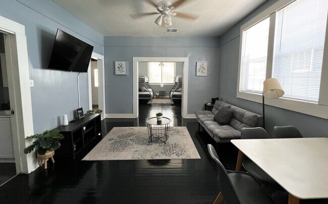 Building Photo - 226 S Hackberry St