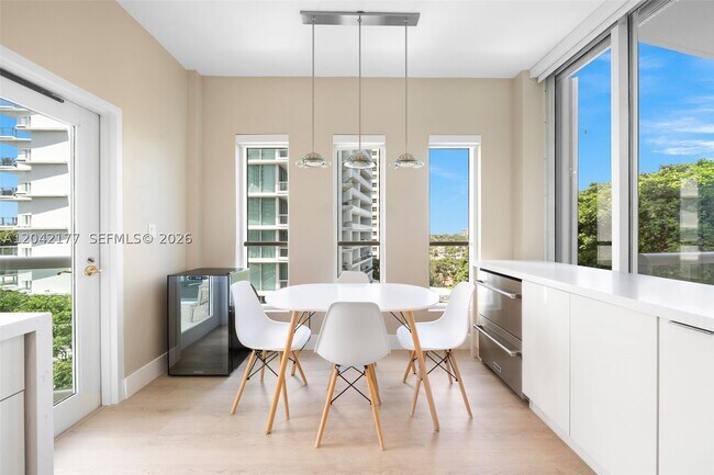 Building Photo - 2645 S Bayshore Dr