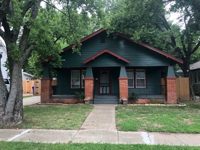 Primary Photo - Cute 2 bed, 1 1/2 bathroom house in betwee...
