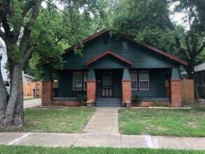 Building Photo - Cute 2 bed, 1 1/2 bathroom house in betwee...