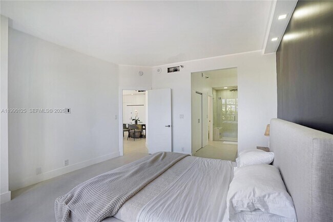 Building Photo - 19101 NE 36th Pl