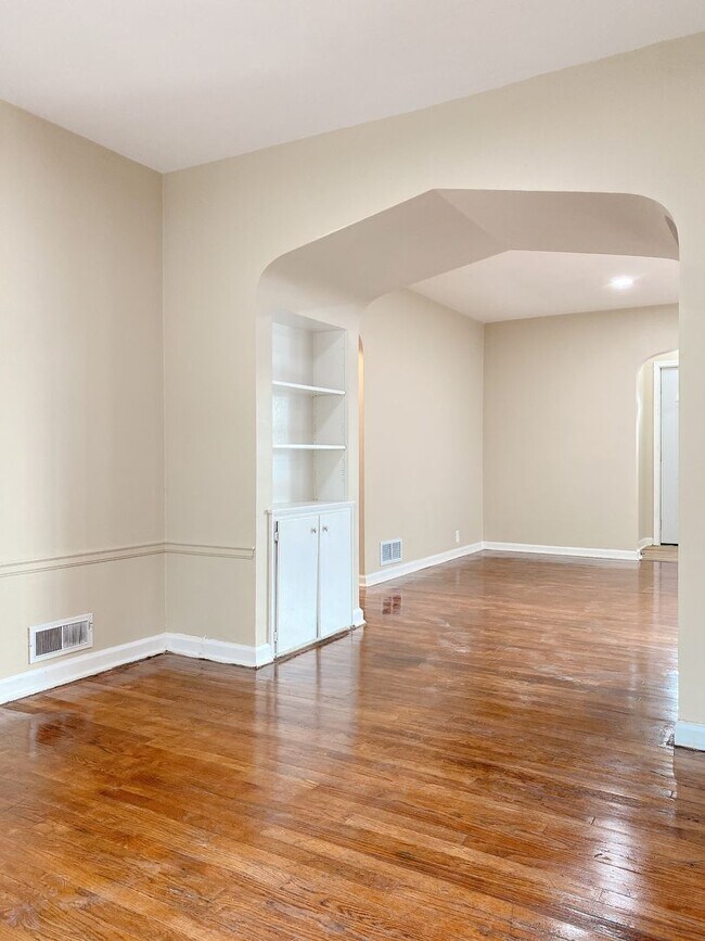 Building Photo - Beautifully updated 5 bed 2 bath house $2200 *MOVE IN SPECIAL*