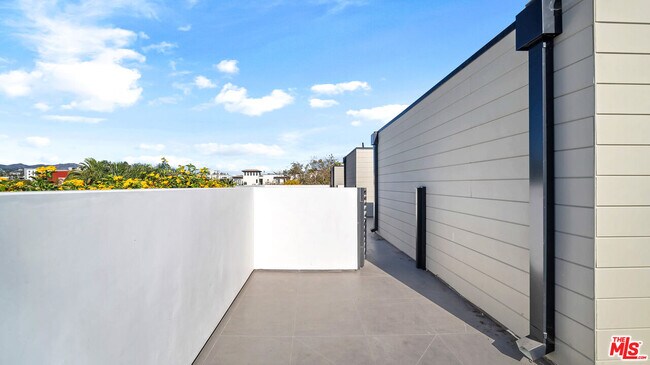 Building Photo - 1123 N Formosa Ave