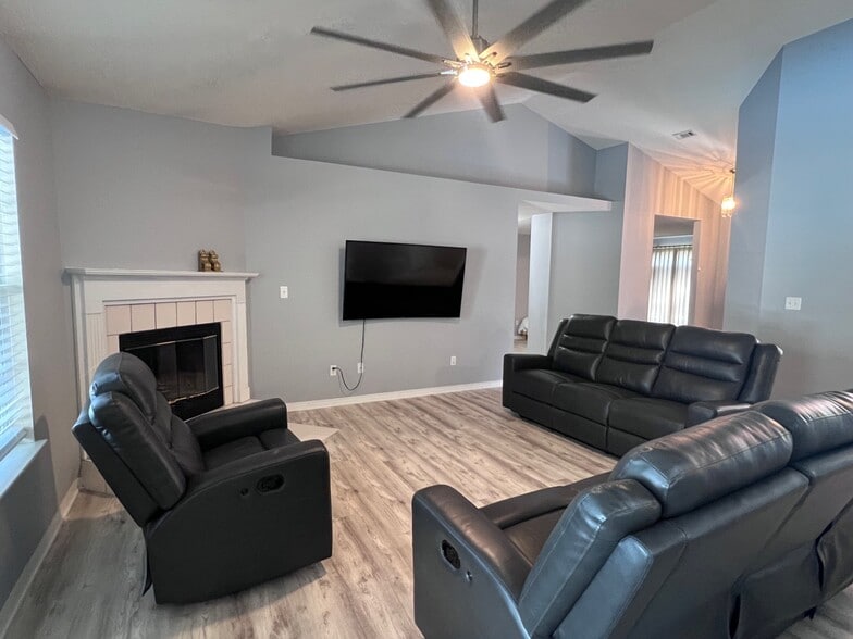Living Room - 2524 Bluewater Dr