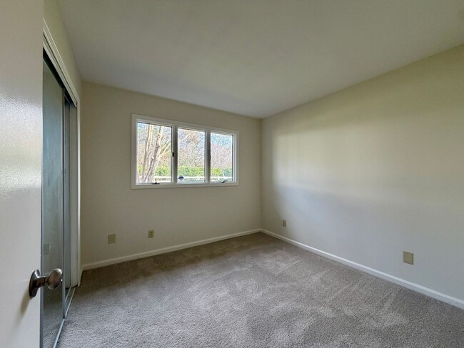 Building Photo - First Floor 2 bedroom condo