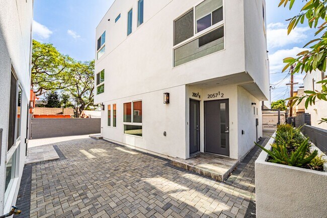 Building Photo - 2055 S Garth Ave