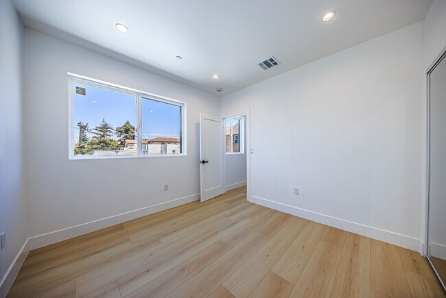 Building Photo - 1259 S Longwood Ave