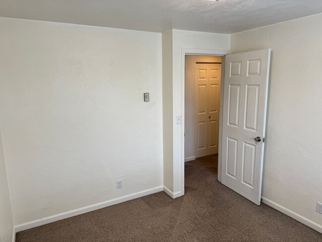 Building Photo - 2 bedroom 1.5 bathroom duplex in Springfield!