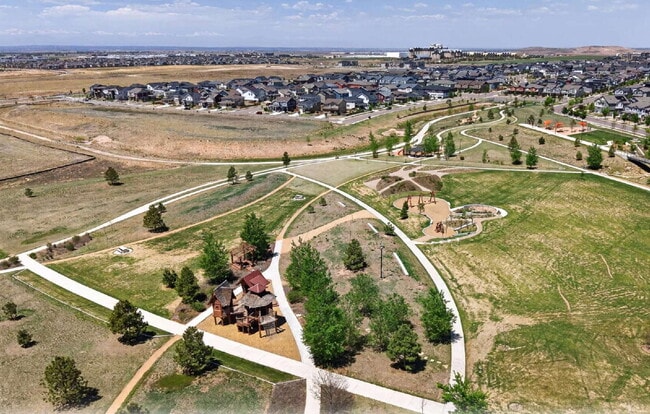 Building Photo - Beautiful 3 bed, 3 bath townhome in the lovely Painted Prairie Community!