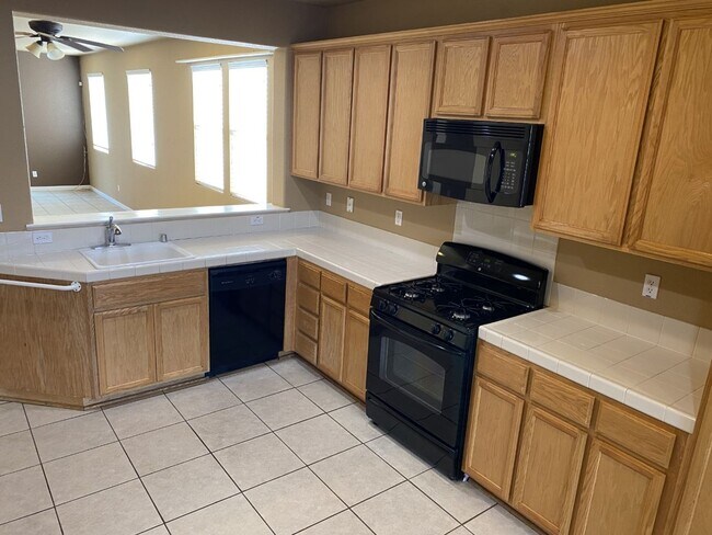 Building Photo - Newer 3 Bed, 2 Bath with HUGE Kitchen and ...