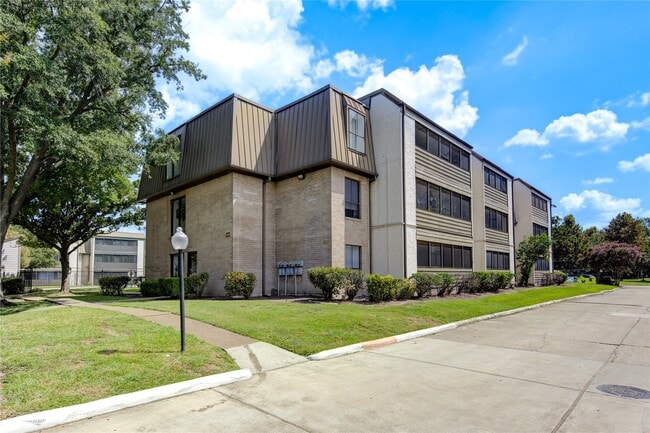 Building Photo - 3055 Walnut Bend Ln