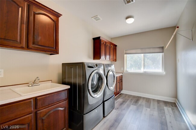 Building Photo - 8623 Golden Canyon Rd