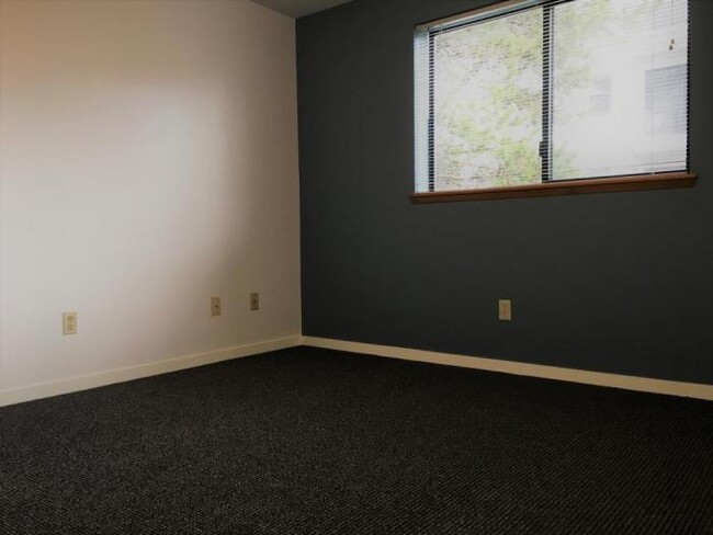 Building Photo - 2 bedroom in Seattle WA 98115