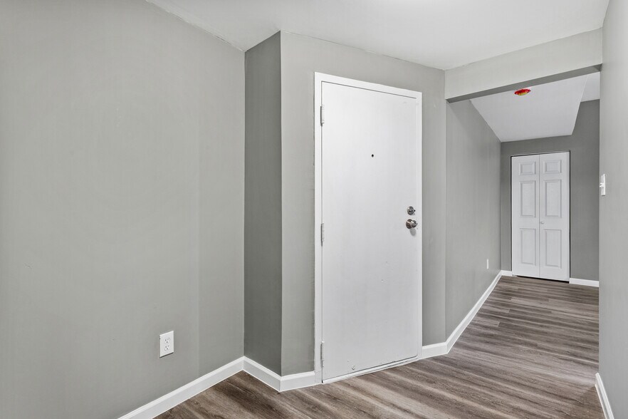 Building Photo - 5582 Pershing Ave