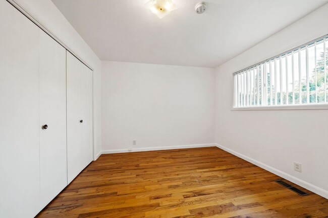 Building Photo - 330 E Jersey St