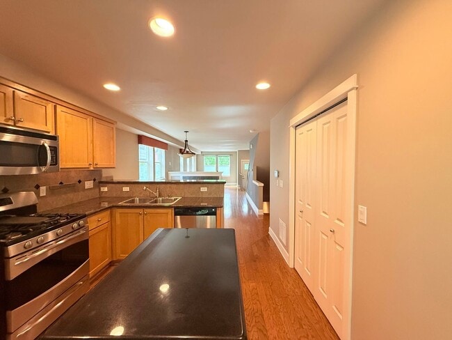 Building Photo - West Seattle Townhome